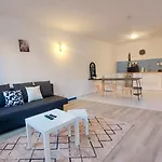 Апартаменты Du Bourg *